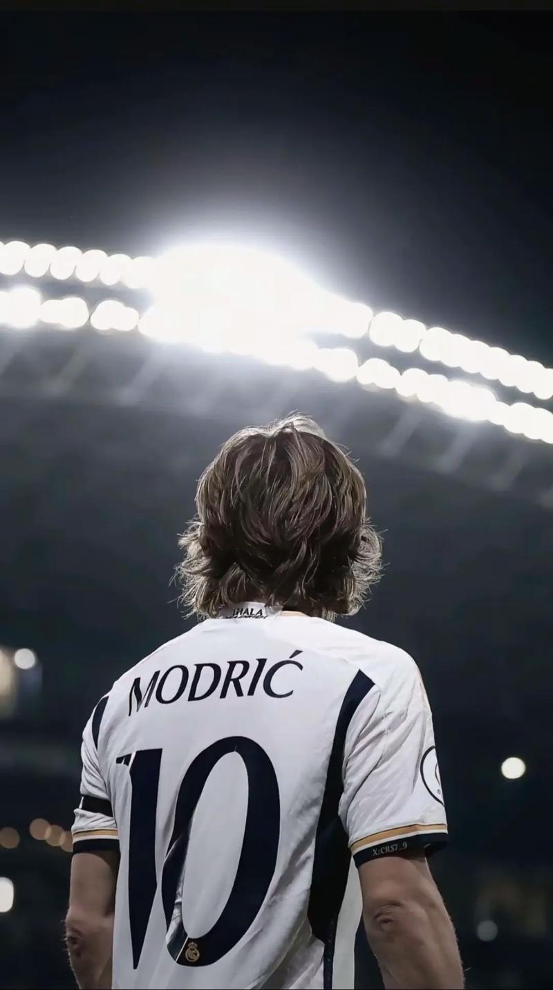 怀特30分钟内砍30+7+9+5三分，绿军队史首人